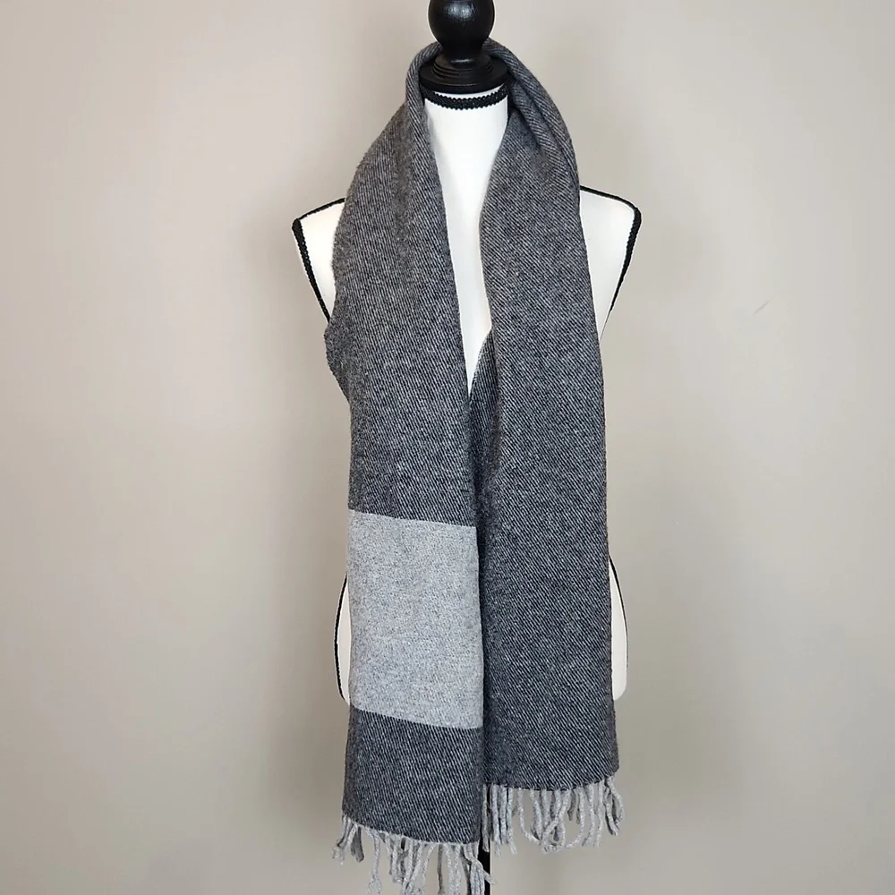 Italian Woollen Treasures Gray Lambswool Scarf with Fringe‎